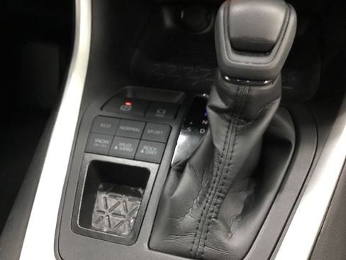 Used 2025 Toyota RAV4 XLE AWD/4WD image 23
