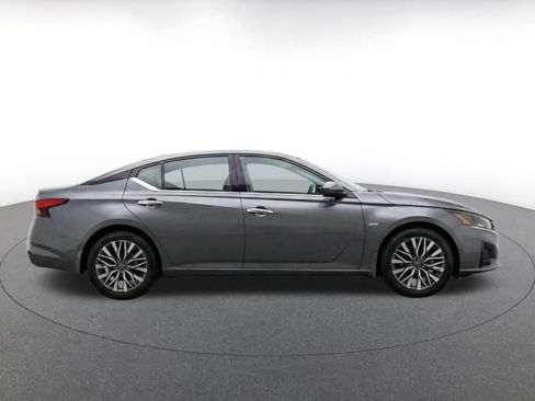 Used 2025 Nissan Altima 2.5 SV FWD image 10