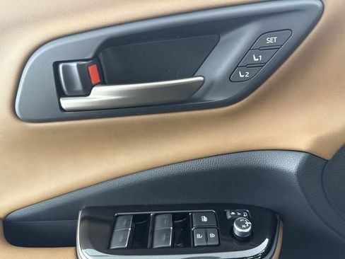 New 2025 Toyota Crown Signia image 17