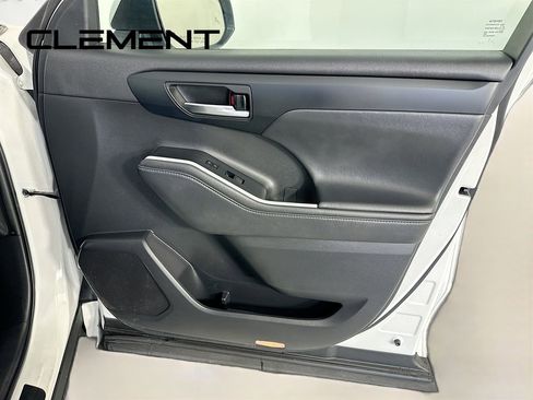 Used 2022 Toyota Highlander XLE image 37