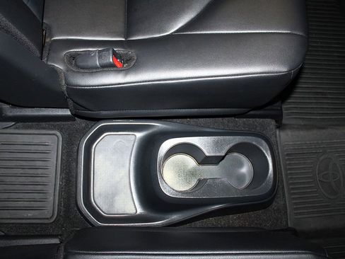 Used 2024 Toyota Highlander XLE AWD/4WD image 37