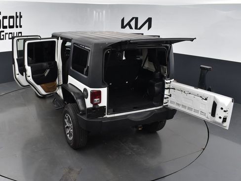 Used 2014 Jeep Wrangler Unlimited Rubicon w/ Connectivity Group AWD/4WD image 31