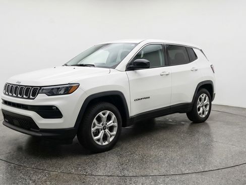 Used 2025 Jeep Compass Latitude AWD/4WD image 3