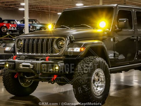 Used 2018 Jeep Wrangler Unlimited Sahara AWD/4WD image 25