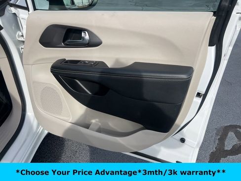 Certified 2023 Chrysler Pacifica Touring-L image 25