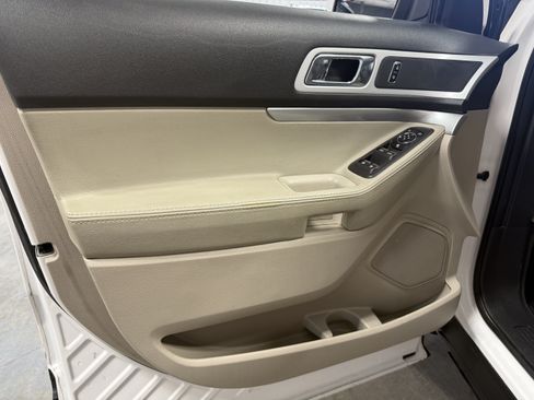 Used 2015 Ford Explorer XLT AWD/4WD image 18