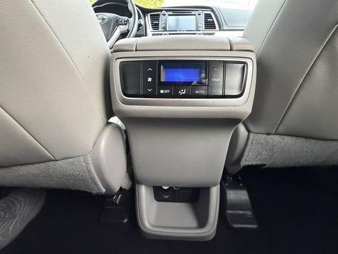Used 2016 Toyota Highlander XLE AWD/4WD image 16