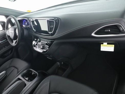 New 2026 Chrysler Pacifica Select AWD/4WD image 31