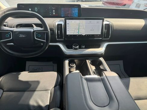 Used 2025 Ford Expedition Platinum AWD/4WD image 9