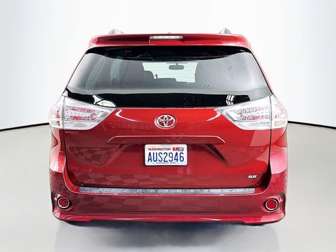 Used 2016 Toyota Sienna L image 7