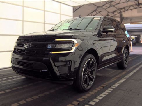 Used 2023 Ford Expedition Limited RWD image 3