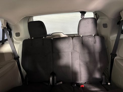 Used 2016 Dodge Grand Caravan SXT w/ UConnect Hands-Free Group FWD image 17