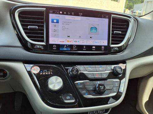 Used 2023 Chrysler Pacifica Touring-L FWD image 14