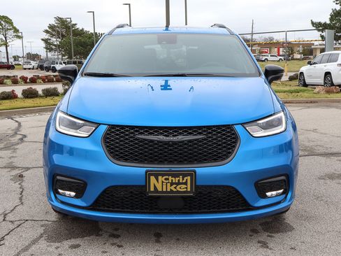 New 2026 Chrysler Pacifica Limited w/ Uconnect Theater Family Group image 3