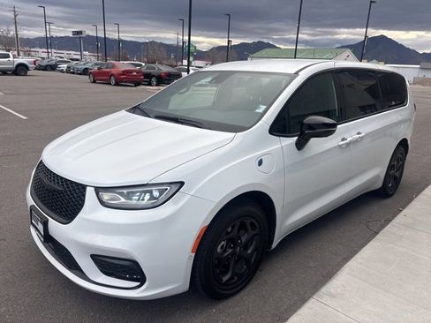 Used 2024 Chrysler Pacifica Select image 3