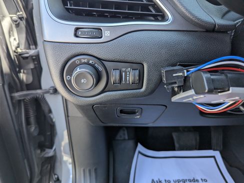 Used 2019 Jeep Cherokee Latitude Plus w/ Cold Weather Group AWD/4WD image 14
