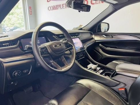 Used 2023 Jeep Grand Cherokee Overland w/ Luxury Tech Group IV AWD/4WD image 8