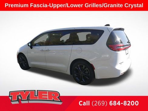 New 2026 Chrysler Pacifica Select image 5