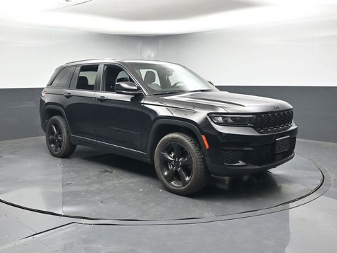 Used 2023 Jeep Grand Cherokee Altitude image 7