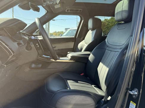 Used 2025 Land Rover Range Rover Sport SE image 12