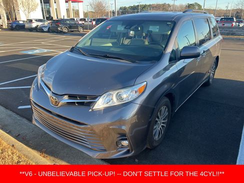 Used 2019 Toyota Sienna XLE image 2
