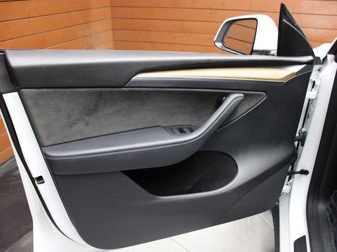 Used 2022 Tesla Model Y Long Range image 23