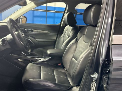 Used 2023 Kia Telluride EX w/ EX Captain's Chair Package image 13