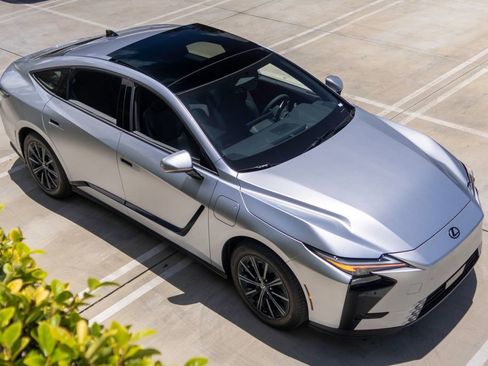 New 2026 Lexus ES 350e FWD image 2