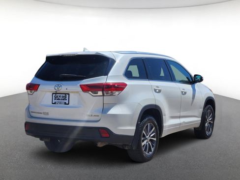 Used 2018 Toyota Highlander XLE w/ Carpet Mat Package (TMS) AWD/4WD image 3
