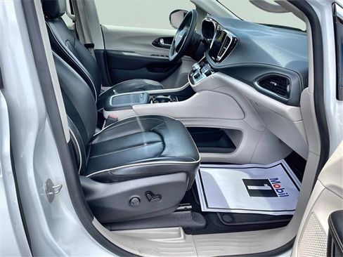 Used 2023 Chrysler Pacifica Limited image 23