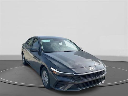 New 2026 Hyundai Elantra SE FWD image 3