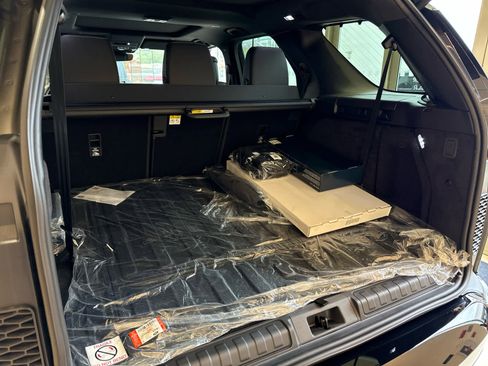 Used 2025 Land Rover Discovery Dynamic SE image 15