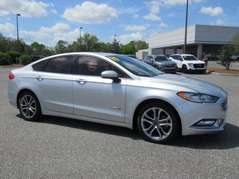 Used 2017 Ford Fusion SE w/ Equipment Group 601A image 2