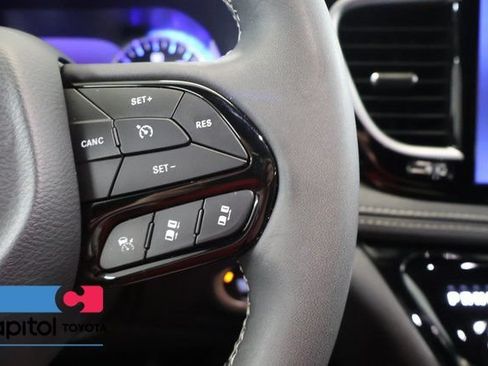 Used 2025 Chrysler Pacifica Limited FWD image 19