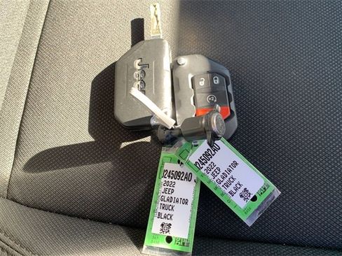 Certified 2022 Jeep Gladiator Willys image 41