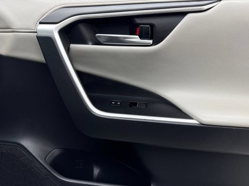 Used 2020 Toyota RAV4 Limited FWD image 43