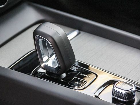 Used 2025 Volvo XC60 B5 Plus image 21