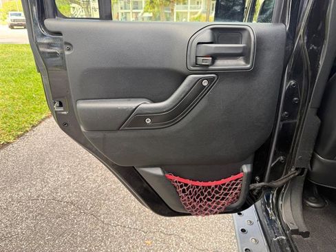 Used 2017 Jeep Wrangler Unlimited Rubicon AWD/4WD image 14
