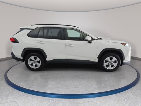 Used 2019 Toyota RAV4 XLE FWD image 4