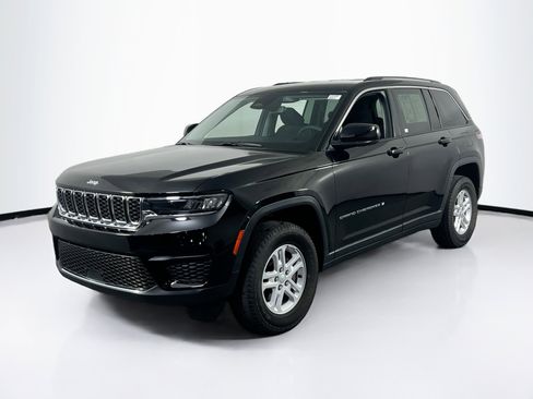 Used 2023 Jeep Grand Cherokee Laredo image 1