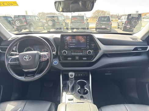 Used 2021 Toyota Highlander XLE image 30