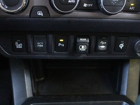 Used 2019 Toyota Tacoma TRD Off-Road AWD/4WD image 36