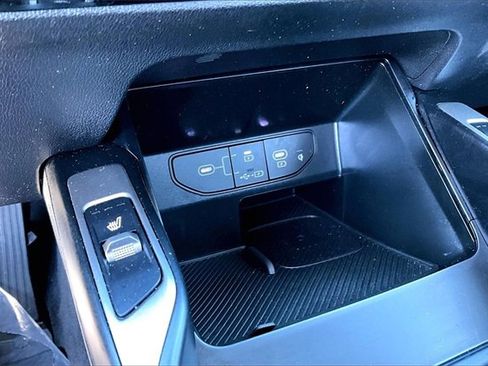 Used 2025 Kia Sorento S image 16