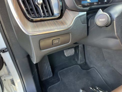 Used 2023 Volvo XC60 B5 Ultimate image 33