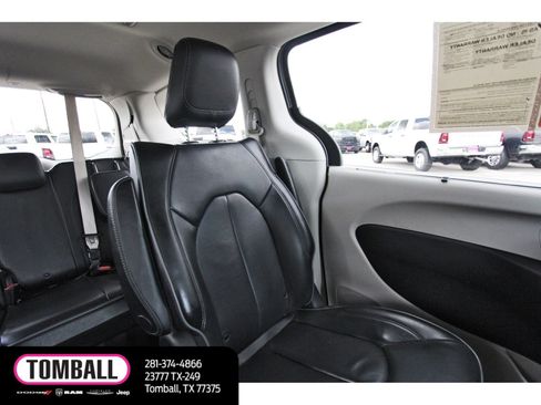 Used 2020 Chrysler Pacifica Limited w/ Advanced Safetytec Group FWD image 12