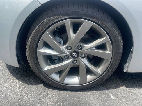 Used 2016 Hyundai Veloster FWD image 25