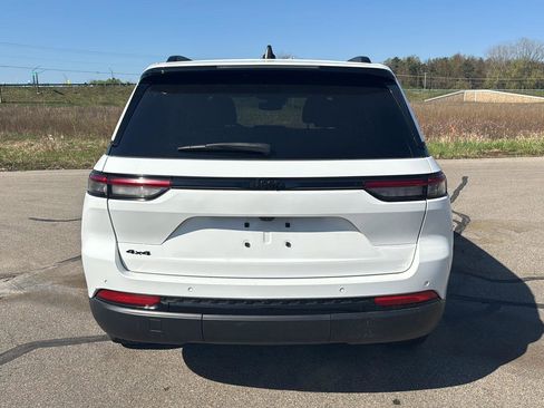 Used 2023 Jeep Grand Cherokee Altitude AWD/4WD image 4