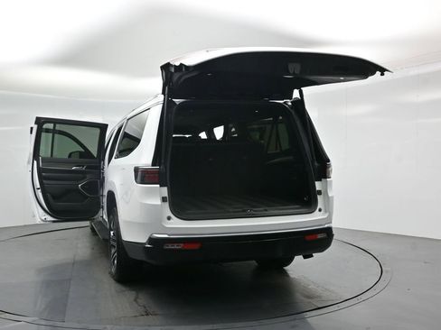 Used 2024 Jeep Wagoneer L Series II image 35