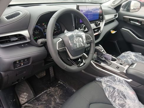 New 2026 Toyota Highlander Platinum image 6