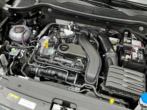 Used 2025 Volkswagen Taos SE image 17